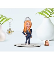 BK Gift Kişiye Özel Kadın Mühendis Karikatürlü 3D Ahşap Biblo ve İsimli Gold Papatya Anahtarlık (Model 1)