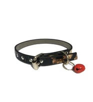 Altın Varaklı Siyah Alacalı Desen Derili 1 Cm Metal Kilit Tokalı Zilli Kedi Tasması (Altın-Siyah)