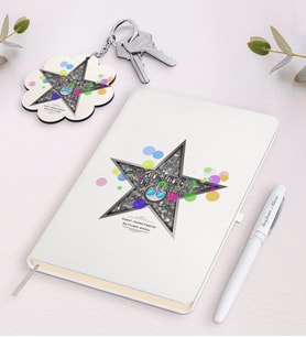 BK Gift Kişiye Özel Okulda Ünlüyüm Beyaz Defter Kalem ve Anahtarlık Hediye Seti-2 (Model 1)