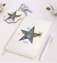 BK Gift Kişiye Özel Okulda Ünlüyüm Beyaz Defter Kalem ve Anahtarlık Hediye Seti-2 (Model 1)