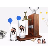 BK Gift Kişiye Özel Renkli Baskılı Sevgililer Karikatürlü İkili Vodka Bardağı ve Ahşap Vodka Standı Hediye Seti-18 (Model 1)
