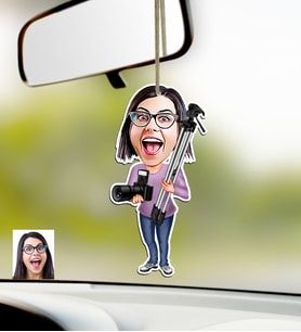 BK Gift Kişiye Özel Bayan Profesyonel Fotoğrafçı Karikatürlü Ahşap Araba Dikiz Ayna Süsü (Çok Renkli)