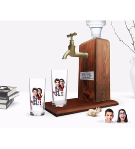 BK Gift Kişiye Özel Renkli Baskılı Sevgililer Karikatürlü İkili Rakı Bardağı ve Ahşap Rakı Standı Hediye Seti-1 (Model 1)