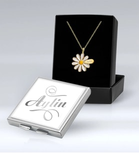 BK Gift Kişiye Özel İsimli Papatya Kolye ve İsimli Metal Kare Ayna Set, Sevgiliye Hediye, Arkadaşa Hediye