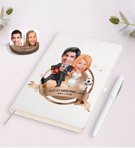 BK Gift Kişiye Özel Yılın En Mükemmel Çifti Karikatürlü Beyaz Defter ve Kalem Hediye Seti-15