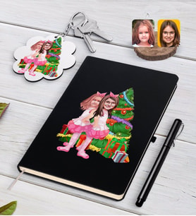 BK Gift Kişiye Özel Yeni Yıl Kız Kardeşler Karikatürlü Siyah Defter Kalem ve Anahtarlık Hediye Seti-1 (Model 1)