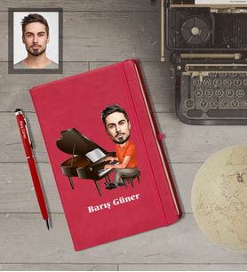 Kişiye Özel Piyanist Karikatürlü  Kırmızı Defter Kalem Hediye Seti Bay-1