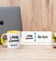 Resim Öğretmeni Sarı Kupa Bardak Ve Masa İsimliği Hediye Seti
