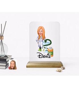 BK Gift Kişiye Özel Kadın Eczacı Karikatürlü Ahşap Standlı Çerçeve-2 (Beyaz)