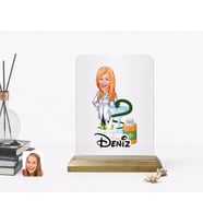 BK Gift Kişiye Özel Kadın Eczacı Karikatürlü Ahşap Standlı Çerçeve-2 (Beyaz)