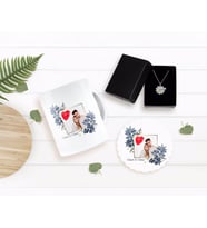 BK Gift Kişiye Özel Sevgililer Günü Temalı İsimli Fotoğraflı Kupa Bardak Altlığı ve İsimli Silver Papatya Kolye Seti-33 (Model 1)
