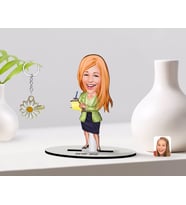 BK Gift Kişiye Özel Kadın Asistan Karikatürlü 3D Ahşap Biblo ve İsimli Gold Papatya Anahtarlık-2 (Model 1)