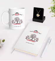 BK Gift Kişiye Özel Yılın En İyi Matematik Öğretmeni Beyaz Kupa Defter Kalem ve İsimli Papatya Kolye Hediye Seti (Model 1)