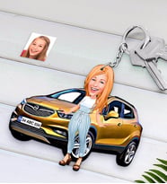 BK Gift Kişiye Özel Bayan Opel Mokka Figürlü Plakalı Ahşap Karikatür Anahtarlık-1 (Beyaz)
