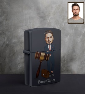 Kişiye Özel Avukat Karikatürlü UV Baskılı Siyah Benzinli Çakmak Bay-4