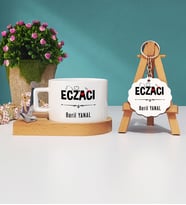 Eczacı Tasarımlı Kişiye Özel Hediye Eczacı Ahşap Altlıklı Fincan ve Anahtarlık Seti