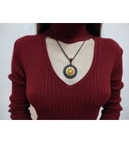 Sarı Çiçek Işlemeli Kanaviçe Kolye (Bakır)