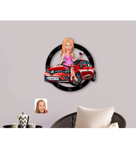 BK Gift Kişiye Özel Plakalı Kadın Renault Clio Karikatürlü Ahşap Duvar Saati-1 (Beyaz)