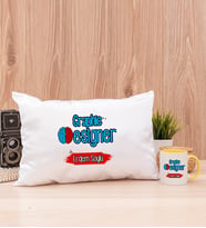 Grafiker Dikdörtgen Yastık ve Sarı Kupa Bardak