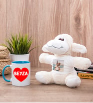 Sevgiliye Hediye İsim Yazılı Kalpli Mavi Kupa Bardak ve Peluş Koyun