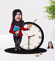 BK Gift Kişiye Özel Bayan Öğretmen Karikatürlü Ahşap Masaüstü Biblo Saat-7 (Beyaz)