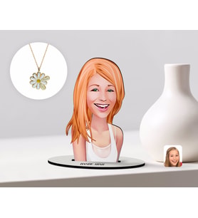 BK Gift Kişiye Özel Kadın Karikatürlü 3D Ahşap Biblo ve İsimli Tarihli Papatya Kolye Seti-37 (Model 1)