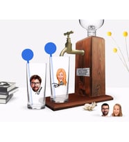 BK Gift Kişiye Özel Renkli Baskılı Erkek ve Kadın Yüz Karikatürlü İkili Vodka Bardağı ve Ahşap Vodka Standı Hediye Seti-1 (Model 1)