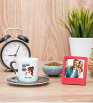 Bunun Havası Kime Siyah Kahve Fincanı ve Kırmızı Fotoğraf Çerçevesi
