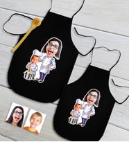 BK Gift Kişiye Özel İkili Anne Oğul Karikatürlü Siyah Mutfak Önlüğü Seti-1