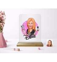BK Gift Kişiye Özel Kadın Dövme Sanatçısı Karikatürlü Ahşap Standlı Çerçeve (Beyaz)