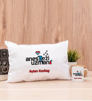 Anestezi Uzmanı Dikdörtgen Yastık ve Beyaz Kupa Bardak