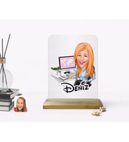 BK Gift Kişiye Özel Kadın Genel Müdür Karikatürlü Ahşap Standlı Çerçeve (Beyaz)