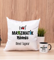 Matematik Mühendisi Kare Yastık ve Siyah Kupa Bardak