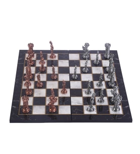 Büyük Boy Metal İngiliz Satranç Takımı Antik ve Katlanır Mermer Desenli MDF Ahşap Satranç Tahta (43x43 cm.) (Çok Renkli)