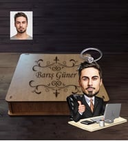 Kişiye Özel Patron Karikatürlü  Ahşap Anahtarlık Kutulu Bay-27