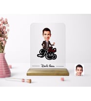 BK Gift Kişiye Özel Evin Reisi Karikatürlü Ahşap Standlı Çerçeve-3 (Beyaz)