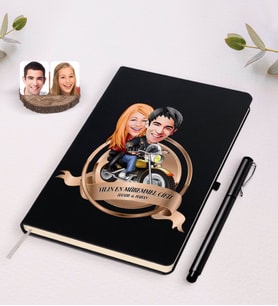 BK Gift Kişiye Özel Yılın En Mükemmel Çifti Karikatürlü Siyah Defter ve Kalem Hediye Seti-17