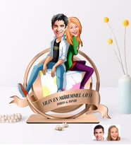 BK Gift Kişiye Özel Yılın En Mükemmel Çifti Karikatürlü 3D Ahşap Biblo Plaket-35 (Beyaz)