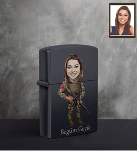 Kişiye Özel Asker Karikatürlü UV Baskılı Siyah Benzinli Çakmak Bayan-1
