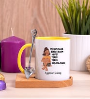 İyi Dostlar Biriktirdim Ahşap Altlıklı Sarı Kupa Bardak