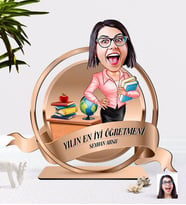 BK Gift Kişiye Özel Yılın En İyi Kadın Öğretmeni Karikatürlü 3D Ahşap Biblo Plaket-7 (Beyaz)