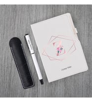 Kişiye Özel UV Baskılı Pembe Harfli Beyaz Defter Roller Kalem Seti