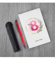 Kişiye Özel UV Baskılı 8 Mart Temalı Klasik Model Beyaz Defter ve Kırmızı Tükenmez Kalem Seti