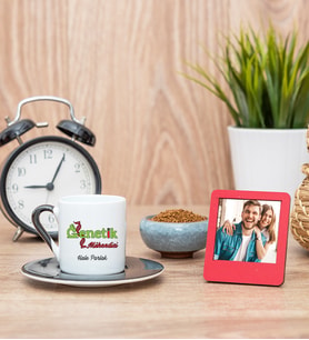 Genetik Mühendisi Siyah Kahve Fincanı ve Kırmızı Fotoğraf Çerçevesi