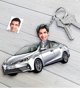 BK Gift Kişiye Özel Bay Toyota Corolla Figürlü Plakalı Ahşap Karikatür Anahtarlık (Beyaz)