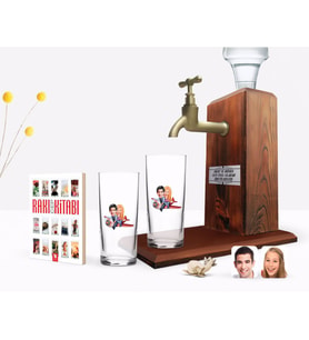 BK Gift Kişiye Özel Renkli Baskılı Sevgililer Karikatürlü İkili Rakı Bardağı Ahşap Rakı Standı ve Cep Kitabı Hediye Seti-11 (Model 1)