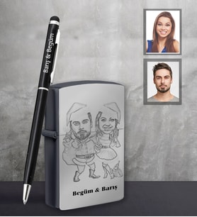 Kişiye Özel Yılbaşı Sevgili Karikatürlü Siyah Çakmak Kalem Hediye Seti Model-1 (Model 1)