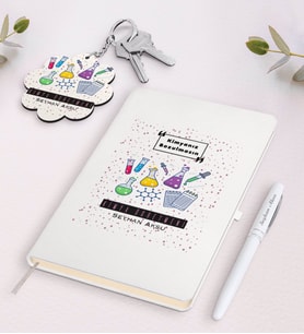 BK Gift Kişiye Özel Kimya Öğretmeni Beyaz Defter Kalem Ve Anahtarlık Hediye Seti-4 (Model 1)