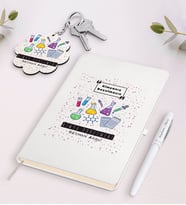 BK Gift Kişiye Özel Kimya Öğretmeni Beyaz Defter Kalem Ve Anahtarlık Hediye Seti-4 (Model 1)