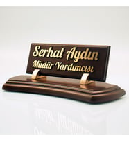 Riola Ahşap Masa İsimliği Ofis Masa İsimlik Kabartma Yazı Masa Üstü İsimlik